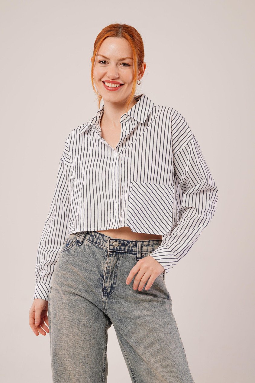 Crop Model Cepli Ve Çizgili Beyaz Gömlek