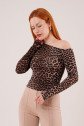 Düşük Omuz Detaylı Leopar Desen Bluz